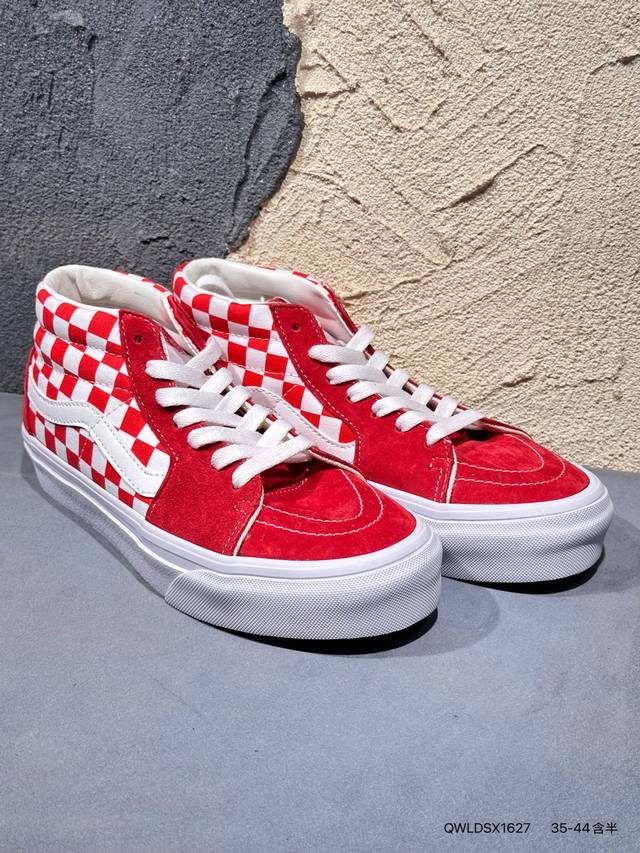 新品上市实拍 #Vans Sk8-Hi Pokonyan 神仙配色，鞋身采用宝蓝鹿皮绒 米白帆布搭配，加上红色Logo饰条，柠檬黄鞋舌织唛标可谓是点睛之笔，让你