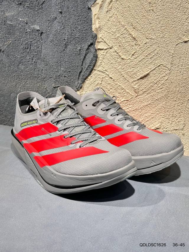 新品上市实拍 #男女鞋半码制#采用呼吸网织物热熔面料材质#中底搭载Lightstrike高密度发泡+前掌单块Lightstrike Pro避震科技#外搭马牌橡胶