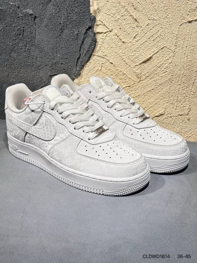 新品上市实拍 耐克Nike Air Force 7空军一号低帮百搭休闲运动板鞋。柔软、弹性十足的缓震性能和出色的中底设计，横跨复古与现代的外型结合，造就出风靡全