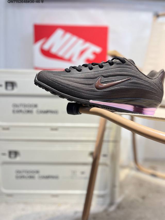 Nike Shox Z 耐克低帮复古舒适百搭男女运动休闲鞋 Nike Shox Z 以简约设计诠释高阶运动风格，但它绝非低调之作。 新品延续了千禧年之初 Sho