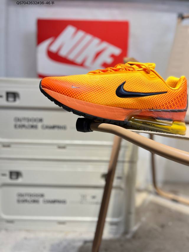 Nike Air Max Phoneix 耐克 运动缓震 耐磨透气 气垫跑鞋 鞋身大面积采用了网眼材质为主 并且后跟部分还带有反勾Swoosh点缀 设计感十足