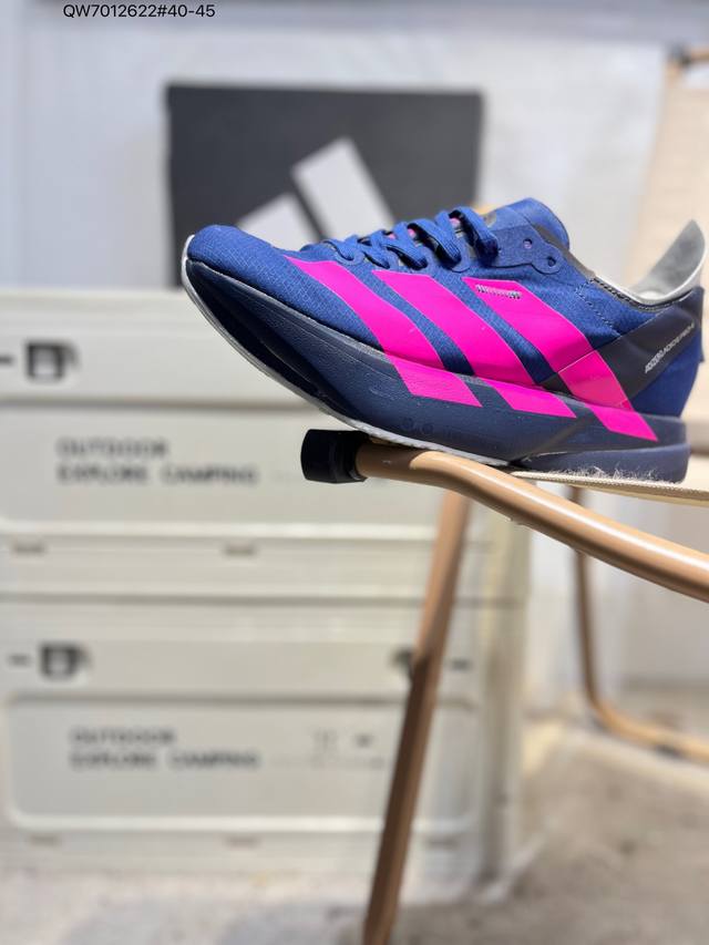 Adidas Adizero 4 M马拉松竞速专业跑鞋 Celermesh针织网面非常轻薄 纤维间的缝隙很大 可以保证跑步时的透气、排汗效果 鞋舌直接与两侧的内