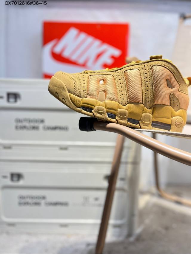 Nk Air More Uptempo ’96 Slide 皮蓬 以流行于街头的涂鸦文化为设计灵感，整体的设计风格夸张而充满魅力，厚实而充满质感的皮质鞋面两侧印