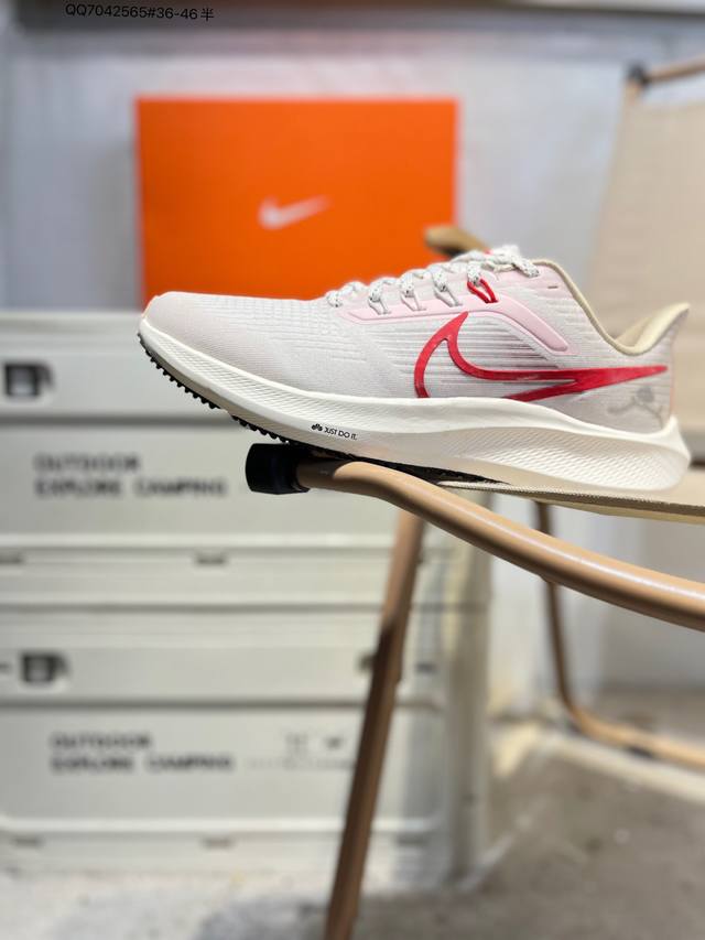 原 版本 双十一公司级福利特价耐克Nike Air Zoom Pegasus登月39代 代贾卡面料 兼顾迅疾外观和稳固脚感，后跟覆面和中足动态支撑巧妙融合，缔造