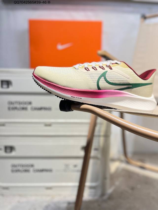 原 版本 双十一公司级福利特价耐克Nike Air Zoom Pegasus登月39代 代贾卡面料 兼顾迅疾外观和稳固脚感，后跟覆面和中足动态支撑巧妙融合，缔造