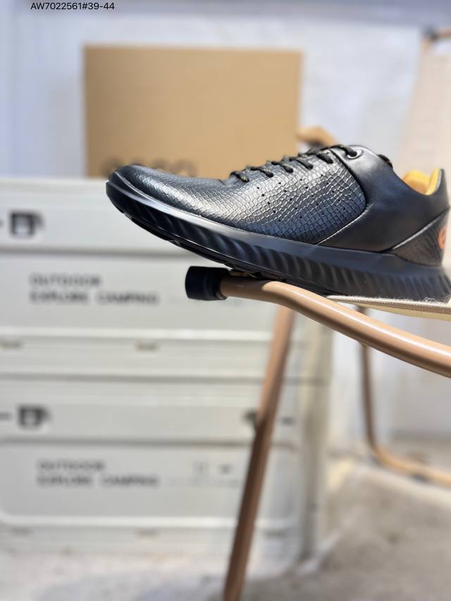 Ecco爱步男鞋轻便透气舒适耐穿 亲肤吸汗舒适内里 防滑防磨 持久干爽 简约粗绳系带 穿脱更加方便 柔韧防滑大底 鞋底立体凹槽 凹凸花纹加持 增强防滑减震性能