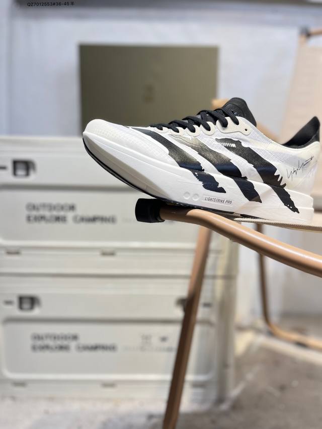 Adidas Adizero 4 M马拉松竞速专业跑鞋 Celermesh针织网面非常轻薄 纤维间的缝隙很大 可以保证跑步时的透气、排汗效果 鞋舌直接与两侧的内