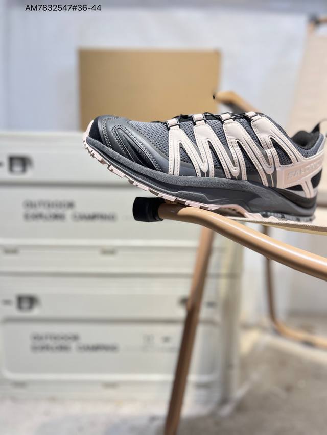 Salomon Xa Pro 3D 萨洛蒙户外越野跑鞋 #鞋面采用Sensifit贴合技术 全方位贴合包裹脚型 鞋跟部鞋底牵引设计 提供强大的抓地性能 更适应野