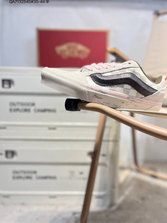 真标硫化工艺#原厂档案开发铝楦版型#正确安娜系列翘头鸟嘴贴条弧度致敬滑板文化，联乘瑞典著名鞋店Sneakersnstuff X Vans Sk8 Mid Sns