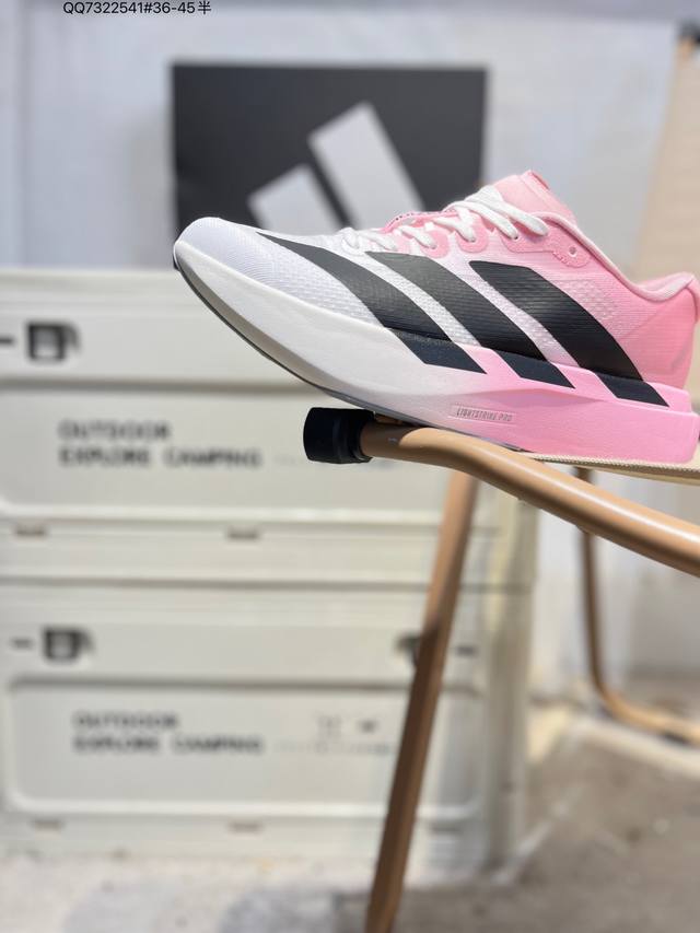 Adidas Adizero Evo Sl马拉松竞速专业跑鞋 Celermesh针织网面非常轻薄 纤维间的缝隙很大 可以保证跑步时的透气、排汗效果 鞋舌直接与两