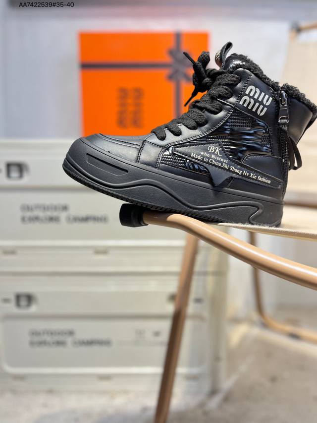 2025Ss新款 Miumiu 缪缪网面运动鞋复古系带休闲厚底鞋 美式复古风，颜值担当火爆款，不得不入的一款～简约高级 随意搭配上脚非常舒适，年度必入款 最新走