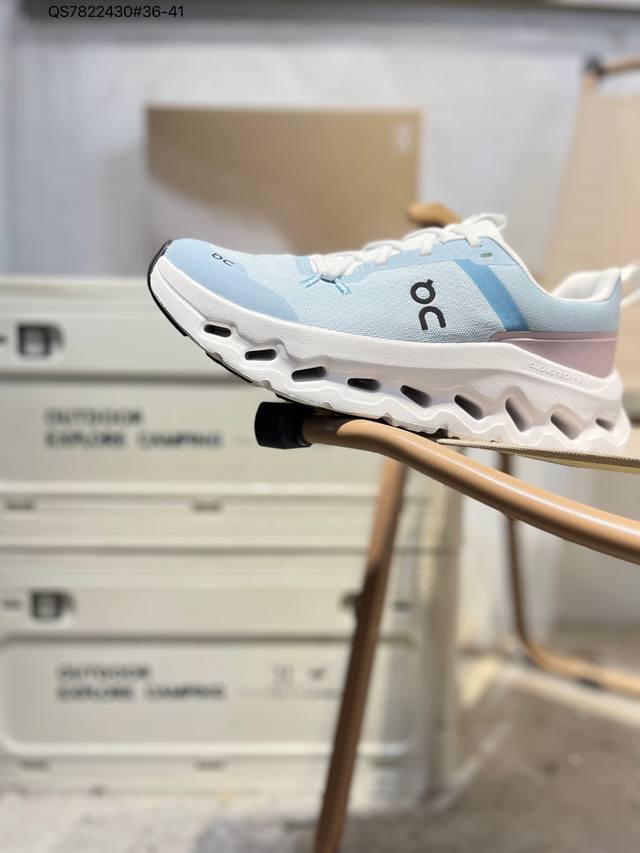 On昂跑 Cloudvista 鞋款以网球为灵感的运动休闲鞋，大胆的复古外观与革新科技融合，助力运动生活的活力探索，让你尽享全天候舒适；多层叠加的环保人造皮革打