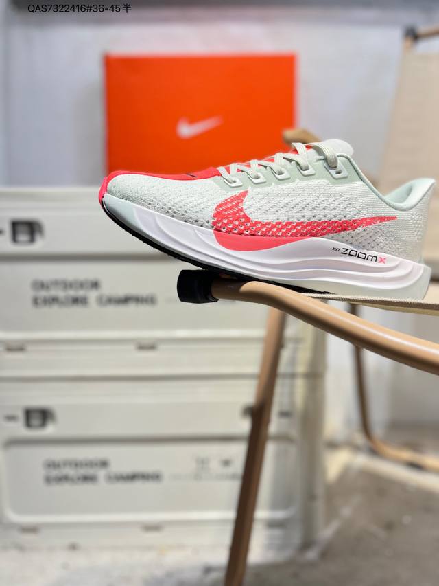 升级原楦原纸版数据开发#采用弹性 Flyknit 飞织鞋面材质#内里嵌入定型海绵#全掌型 Zoomx 泡绵中底#外置防滑耐磨橡胶底片竞训神鞋飞马Plus回归,耐