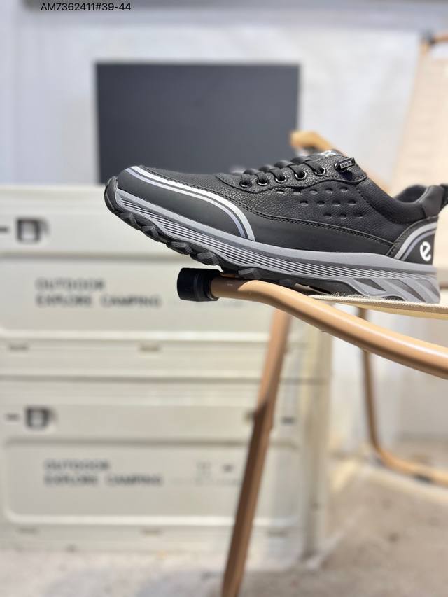 Ecco爱步男鞋轻便透气舒适耐穿 亲肤吸汗舒适内里 防滑防磨 持久干爽 简约粗绳系带 穿脱更加方便 柔韧防滑大底 鞋底立体凹槽 凹凸花纹加持 增强防滑减震性能