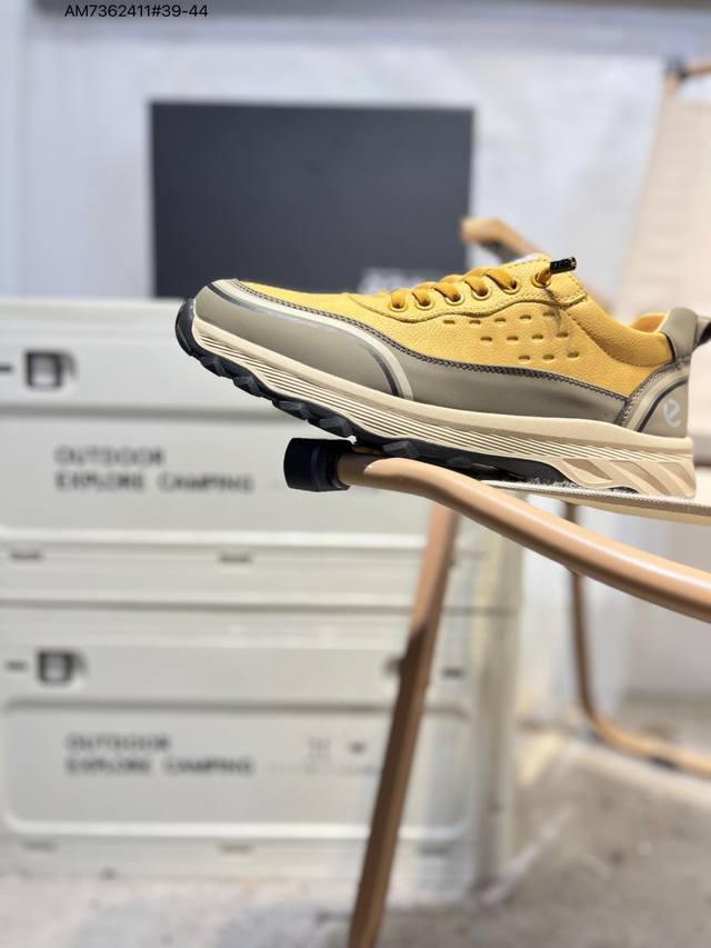 Ecco爱步男鞋轻便透气舒适耐穿 亲肤吸汗舒适内里 防滑防磨 持久干爽 简约粗绳系带 穿脱更加方便 柔韧防滑大底 鞋底立体凹槽 凹凸花纹加持 增强防滑减震性能