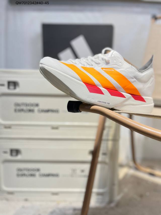 Adidas Adizero Pro 4 M马拉松竞速专业跑鞋 Celermesh针织网面非常轻薄 纤维间的缝隙很大 可以保证跑步时的透气、排汗效果 鞋舌直接与