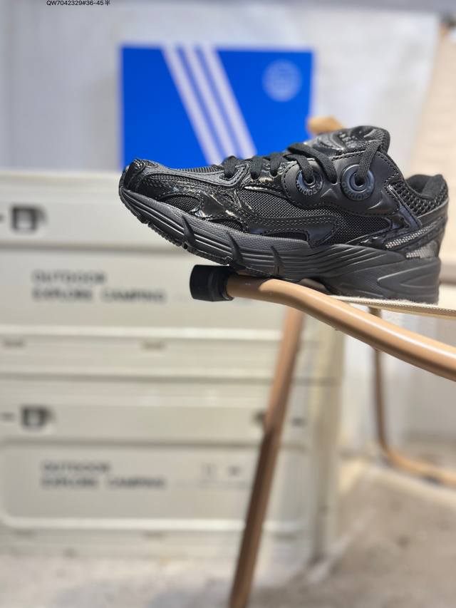 Adidas 阿迪达斯 男女鞋真标半码制，原楦开发版型，采用牛剖革组合透气网织布鞋面材质，搭载Torsion System抗扭转科技，市面正确4层组合鞋底部致敬