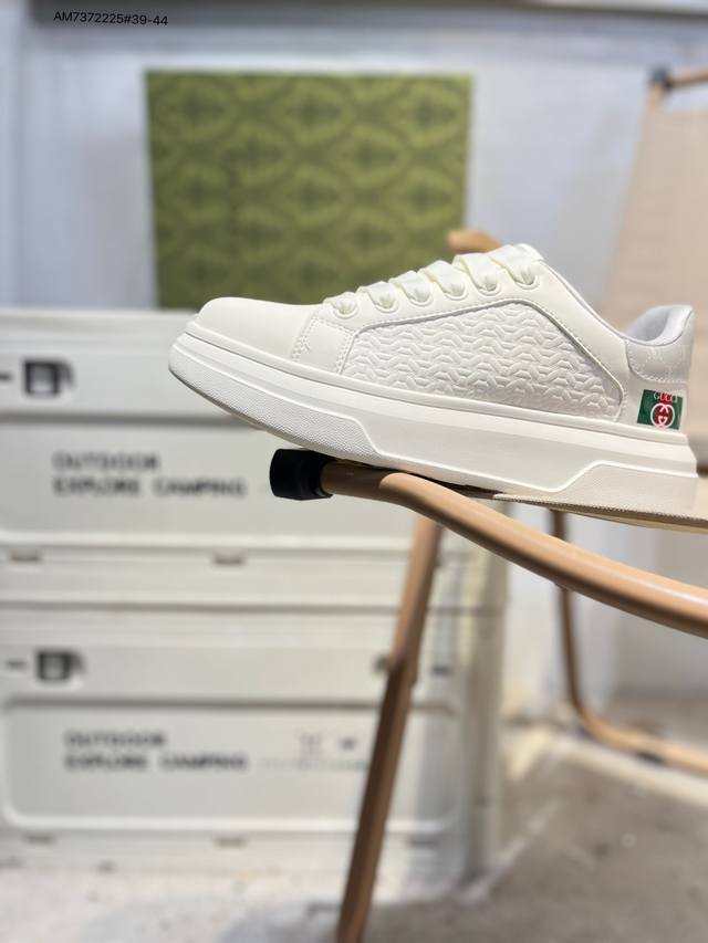 Gucci 古驰顶级进口材料 极为亲肤舒适 摸上去非常的细腻 版型上很正 进口牛皮+真皮内里+几何构图案 奢华生动 图案透气不闷热 更为牢固耐穿 色彩更为鲜艳绚