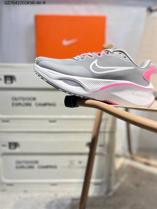 Nike Zoom Plus 耐克 舒适减震防滑 低帮跑步鞋 全掌Reactx泡绵中底 前掌和后跟还配备了Air Zoom气垫单元 据说跑起来更快更舒适哦 这次