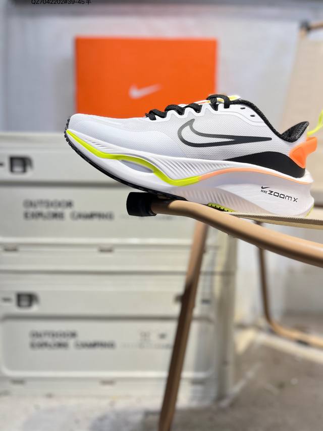 Nike Zoom Plus 耐克 舒适减震防滑 低帮跑步鞋 全掌Reactx泡绵中底 前掌和后跟还配备了Air Zoom气垫单元 据说跑起来更快更舒适哦 这次