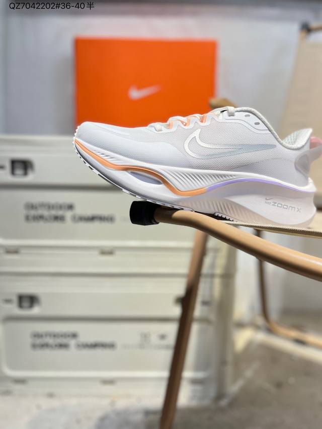 Nike Zoom Plus 耐克 舒适减震防滑 低帮跑步鞋 全掌Reactx泡绵中底 前掌和后跟还配备了Air Zoom气垫单元 据说跑起来更快更舒适哦 这次