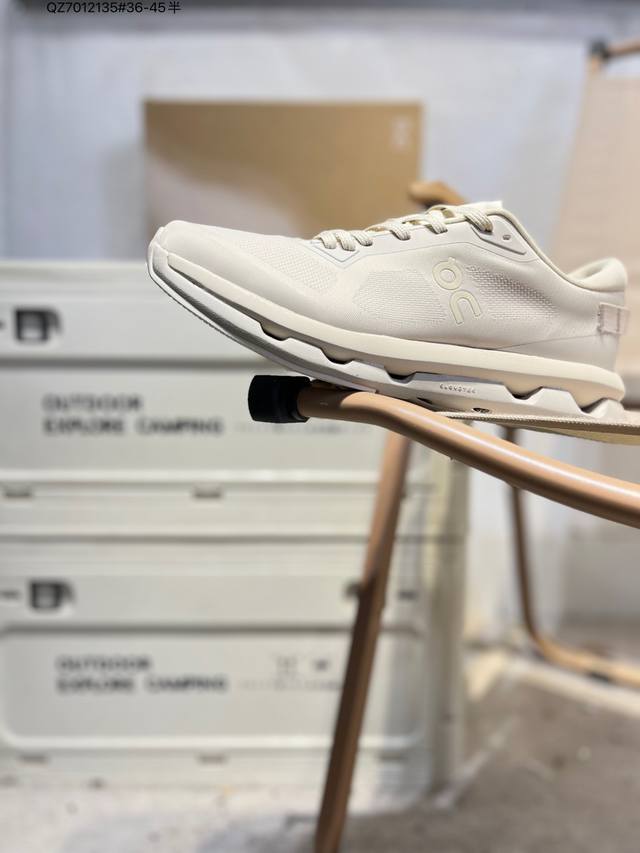 On昂跑 Cloudvista 鞋款以网球为灵感的运动休闲鞋，大胆的复古外观与革新科技融合，助力运动生活的活力探索，让你尽享全天候舒适；多层叠加的环保人造皮革打