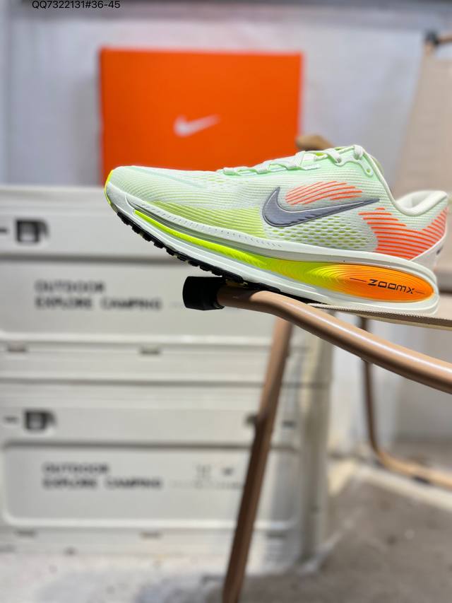 Nk Air Zoom Vomero 18 轻便舒适公路跑步鞋 质感柔软 弹力充沛 助力一路畅跑 乐享不停 厚实泡绵缔造舒适的回弹效果 铸就出色跑步表现 该鞋款