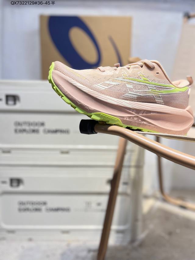 Asics Trabuco Max 4亚瑟士经典跑鞋 如今机能风和户外风吹得正劲，便是主打“Urban Outdoor机能越野风格”，城市和户外场景都能轻松应对