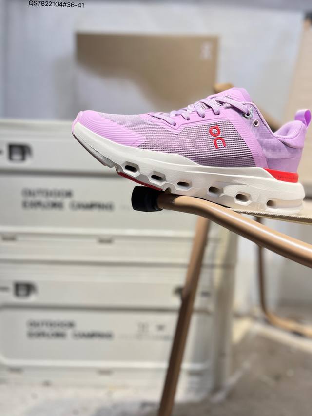 On昂跑 Cloudvista 鞋款以网球为灵感的运动休闲鞋，大胆的复古外观与革新科技融合，助力运动生活的活力探索，让你尽享全天候舒适；多层叠加的环保人造皮革打