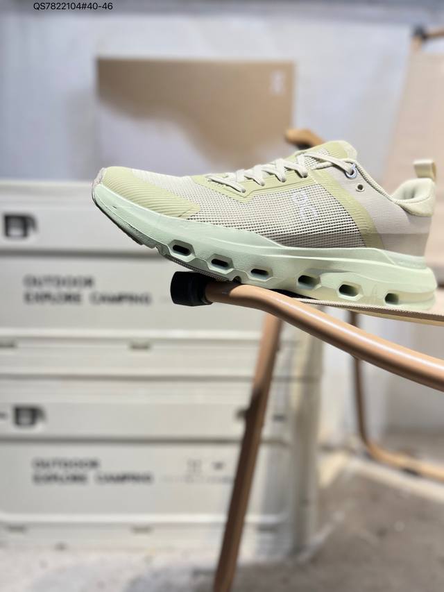 On昂跑 Cloudvista 鞋款以网球为灵感的运动休闲鞋，大胆的复古外观与革新科技融合，助力运动生活的活力探索，让你尽享全天候舒适；多层叠加的环保人造皮革打