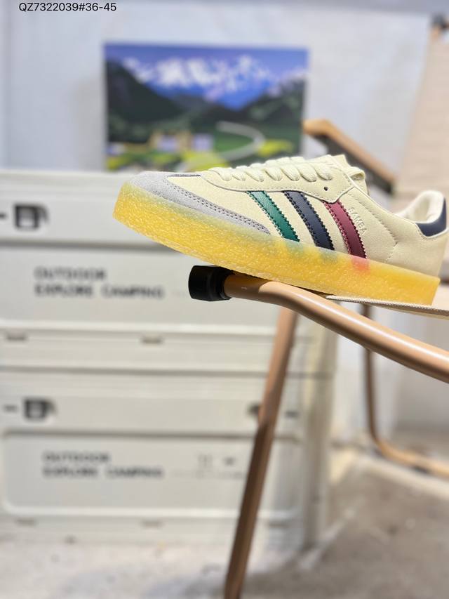 阿迪达斯 Adidas Samba Kith Clarks 三叶草复古休闲防滑耐磨低帮板鞋 鞋款采用柔软的绒面革和耐用的皮革衬里融合在橡胶外底上，具有半透明效果