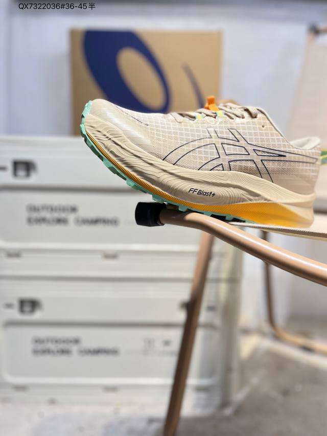 Asics Trabuco Max 3亚瑟士经典跑鞋 如今机能风和户外风吹得正劲，便是主打“Urban Outdoor机能越野风格”，城市和户外场景都能轻松应对