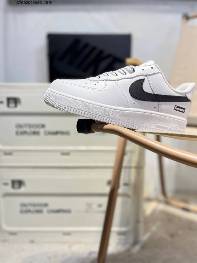 Supreme X 耐克 Nike Air Force 1 '07空军一号 百搭休闲运动板鞋。柔软、弹性十足的缓震性能和出色的中底设计，横跨复古与现代的外型结合