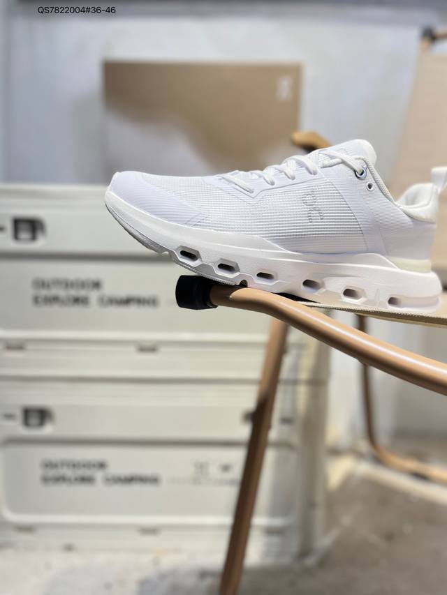 On昂跑 Cloudvista 鞋款以网球为灵感的运动休闲鞋，大胆的复古外观与革新科技融合，助力运动生活的活力探索，让你尽享全天候舒适；多层叠加的环保人造皮革打