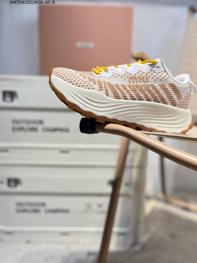 Miumiu 25Ss Tyre系列春夏最新爆款 前卫大胆的设计，风格融于简约线条，别致复古设计，平添标志性元素！这款Tyre集优雅气质与运动功能于一身，动感橡