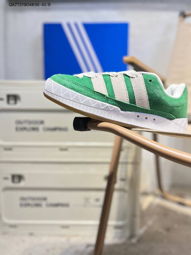 Ad Adimatic Low 马蒂奇系列低帮复古鲨鱼面包鞋运动休闲滑板板鞋 搭配品牌标志性大尺寸三条纹 Logo 超宽鞋带作为鲜明特征 厚实的中底和耐用的橡胶