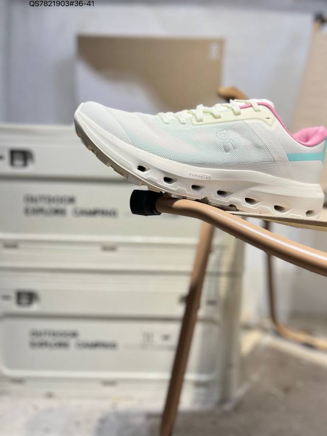 On昂跑 Cloudvista 鞋款以网球为灵感的运动休闲鞋，大胆的复古外观与革新科技融合，助力运动生活的活力探索，让你尽享全天候舒适；多层叠加的环保人造皮革打