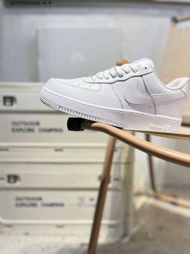 福利特价 性价比超高 完美清洁度耐克 Nike Air Force 1 '07空军一号 百搭休闲运动板鞋。柔软、弹性十足的缓震性能和出色的中底设计，横跨复古与现