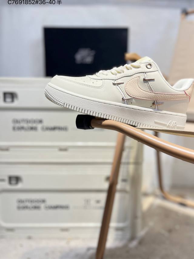 耐克 Nike Air Force 1 '07空军一号 百搭休闲运动板鞋。柔软、弹性十足的缓震性能和出色的中底设计，横跨复古与现代的外型结合Fd4616 C76