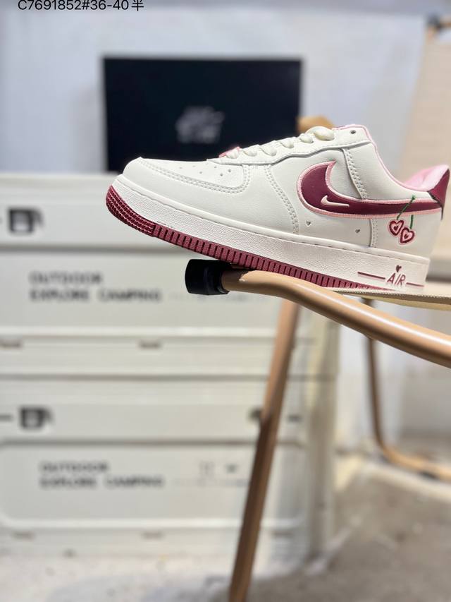 耐克 Nike Air Force 1 '07空军一号 百搭休闲运动板鞋。柔软、弹性十足的缓震性能和出色的中底设计，横跨复古与现代的外型结合Fd4616 C76