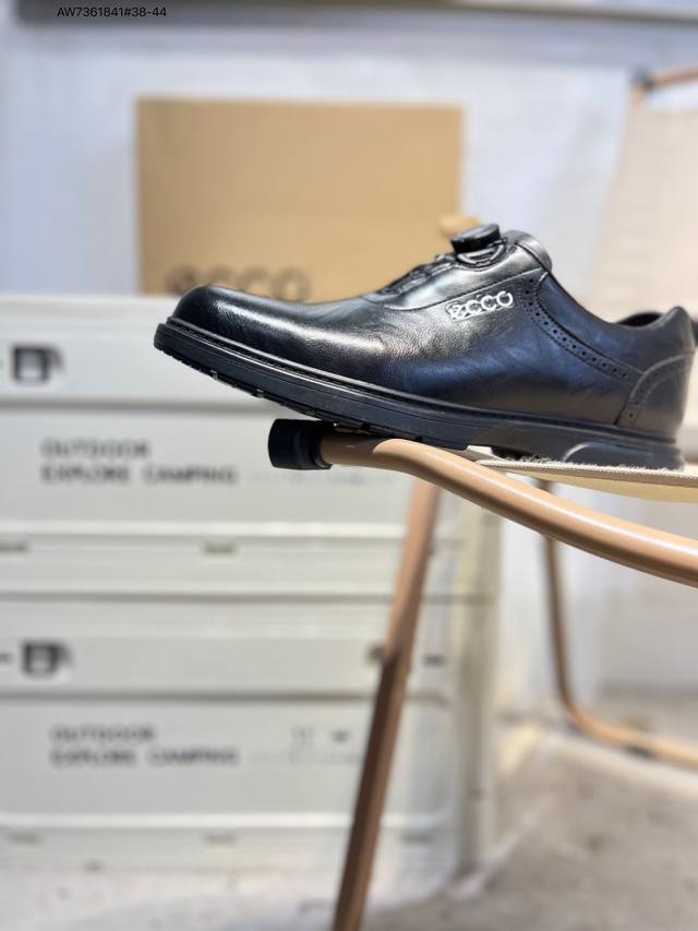 Ecco爱步男鞋轻便透气舒适耐穿 亲肤吸汗舒适内里 防滑防磨 持久干爽 简约粗绳系带 穿脱更加方便 柔韧防滑大底 鞋底立体凹槽 凹凸花纹加持 增强防滑减震性能