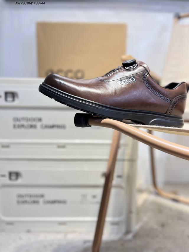 Ecco爱步男鞋轻便透气舒适耐穿 亲肤吸汗舒适内里 防滑防磨 持久干爽 简约粗绳系带 穿脱更加方便 柔韧防滑大底 鞋底立体凹槽 凹凸花纹加持 增强防滑减震性能