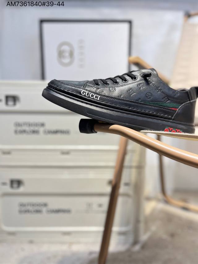 Gucci 古驰顶级进口材料 极为亲肤舒适 摸上去非常的细腻 版型上很正 进口牛皮+真皮内里+几何构图案 奢华生动 图案透气不闷热 更为牢固耐穿 色彩更为鲜艳绚