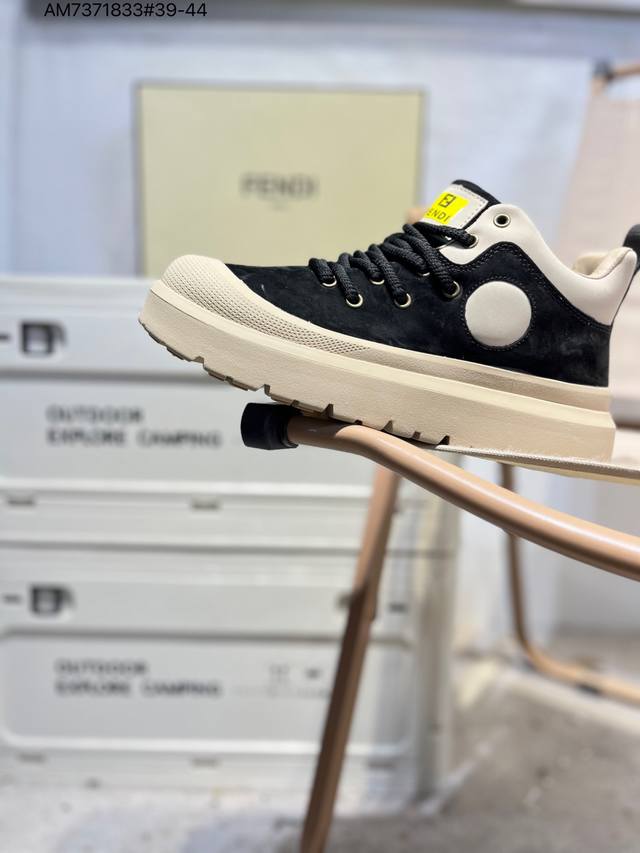 Fendi 芬迪 板鞋 休闲鞋 独家官网一比一开模 渠道原装订单 釆用精选舒适面料 鞋面走线工整 清晰质感 高端时尚 简约大气7E1493 Am7371833#