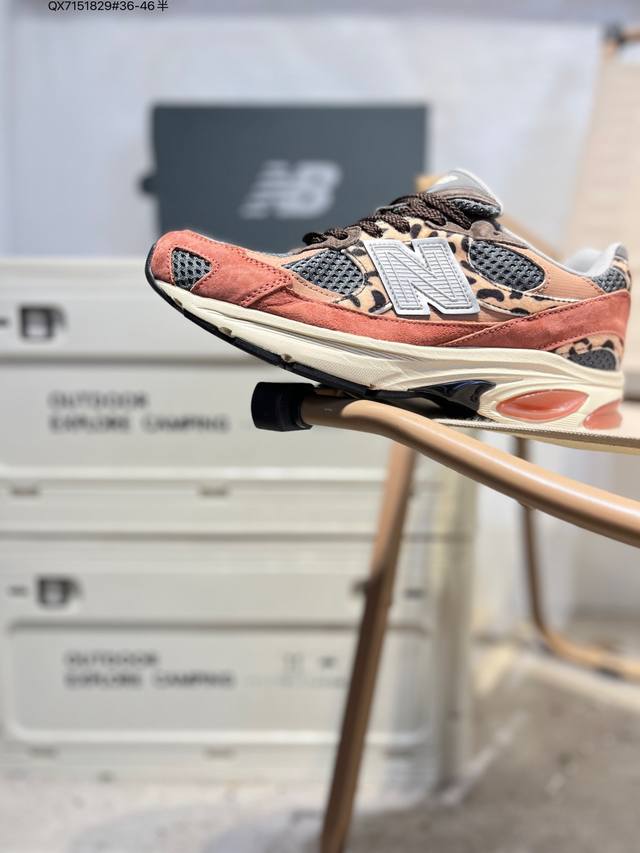 New Balance 2010系列复古老爹风休闲鞋 #采用轻质牛剖革拼接透气网眼衬垫织物鞋面材质 T-Beam大底提供足步弓支撑，保持步态稳定 后跟搭载外露缓