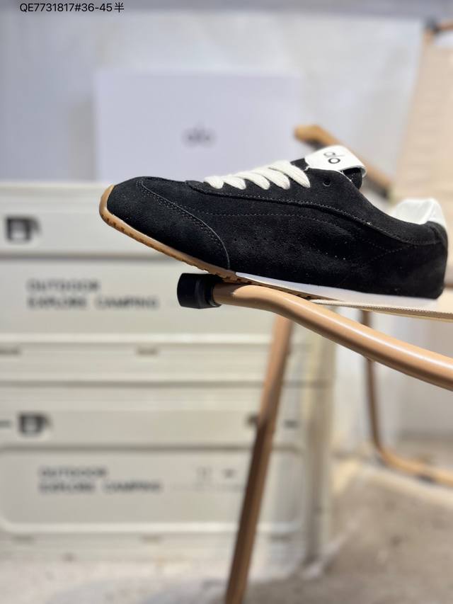 Lo Yogaalosunset新款运动鞋绒面革低帮薄底休闲鞋简约风 采用柔软麂皮拼接透气内里，鞋底具备一定缓震性，适合日常通勤或周末出游。品牌目前主要面向亚洲