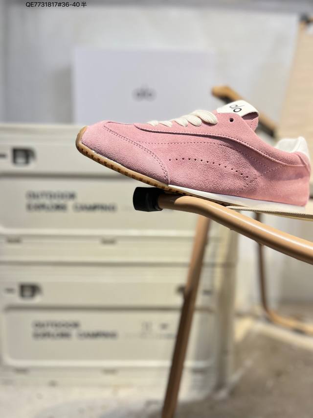 Lo Yogaalosunset新款运动鞋绒面革低帮薄底休闲鞋简约风 采用柔软麂皮拼接透气内里，鞋底具备一定缓震性，适合日常通勤或周末出游。品牌目前主要面向亚洲