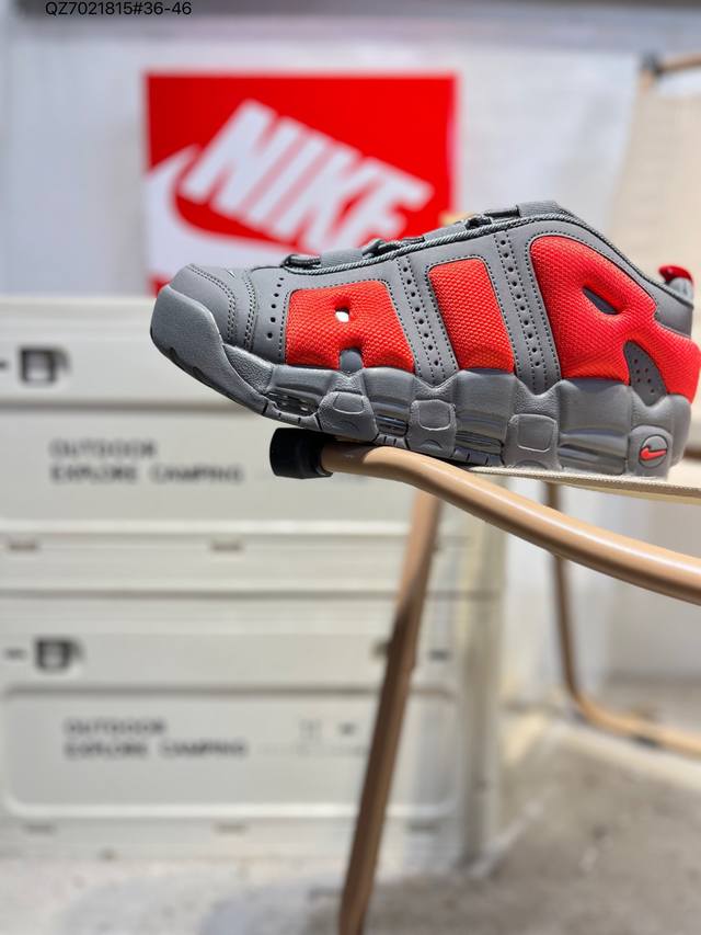 Nk Air More Uptempo ’96 Slide 皮蓬 以流行于街头的涂鸦文化为设计灵感，整体的设计风格夸张而充满魅力，厚实而充满质感的皮质鞋面两侧印