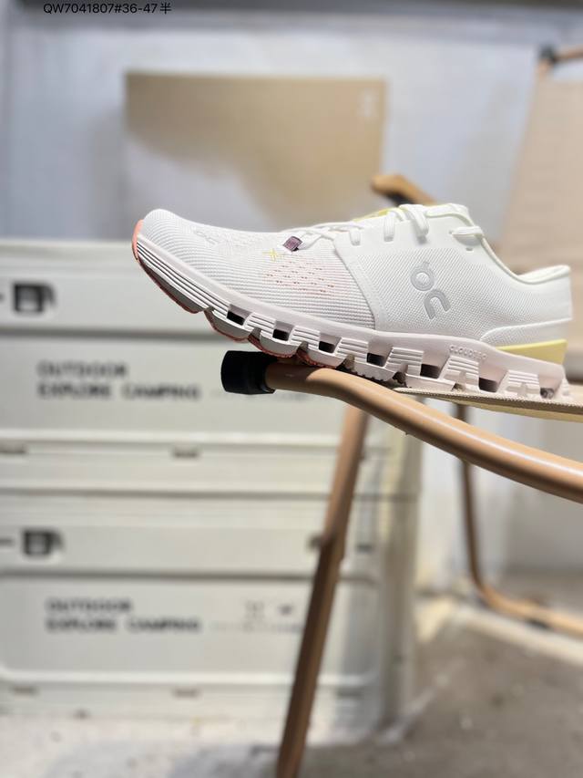 On昂跑 Cloudvista 鞋款以网球为灵感的运动休闲鞋，大胆的复古外观与革新科技融合，助力运动生活的活力探索，让你尽享全天候舒适；多层叠加的环保人造皮革打