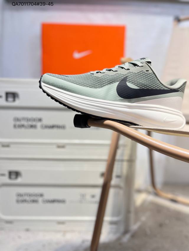 Nk Revolution 8 伦敦8代 超轻网面跑步鞋 兼顾迅疾外观和稳固脚感后跟覆面和中足动态支撑巧妙融合 缔造稳定顺畅的迈步体验Hj9198 Qa701